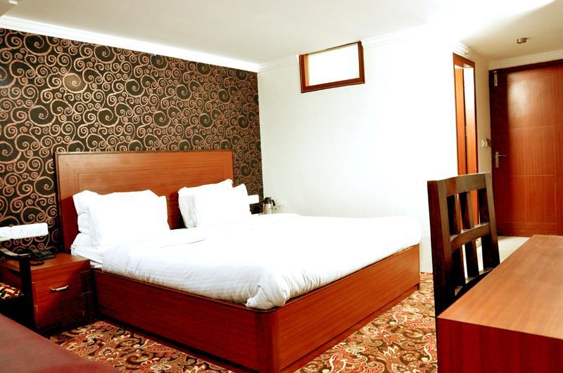 Hotel Trinetar Resorts Batoti Bagian luar foto